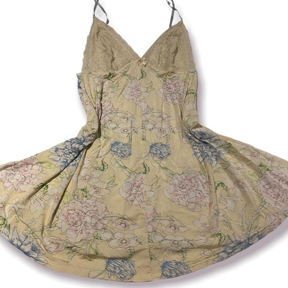 Silky lace floral mini dress 🌸 - Picture 3 of 4